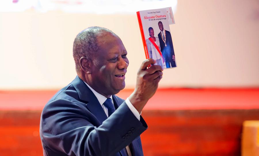 Le Chef de l’État a présidé la cérémonie de présentation officielle du Livre-Hommage « Alassane OUATTARA, 50 ans de compagnonnage », de la Grande Chancelière Honoraire