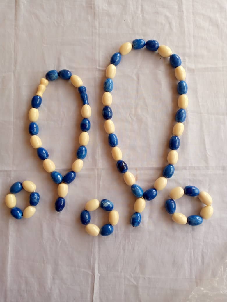 Colliers a perles ordinaires bleu et jaune